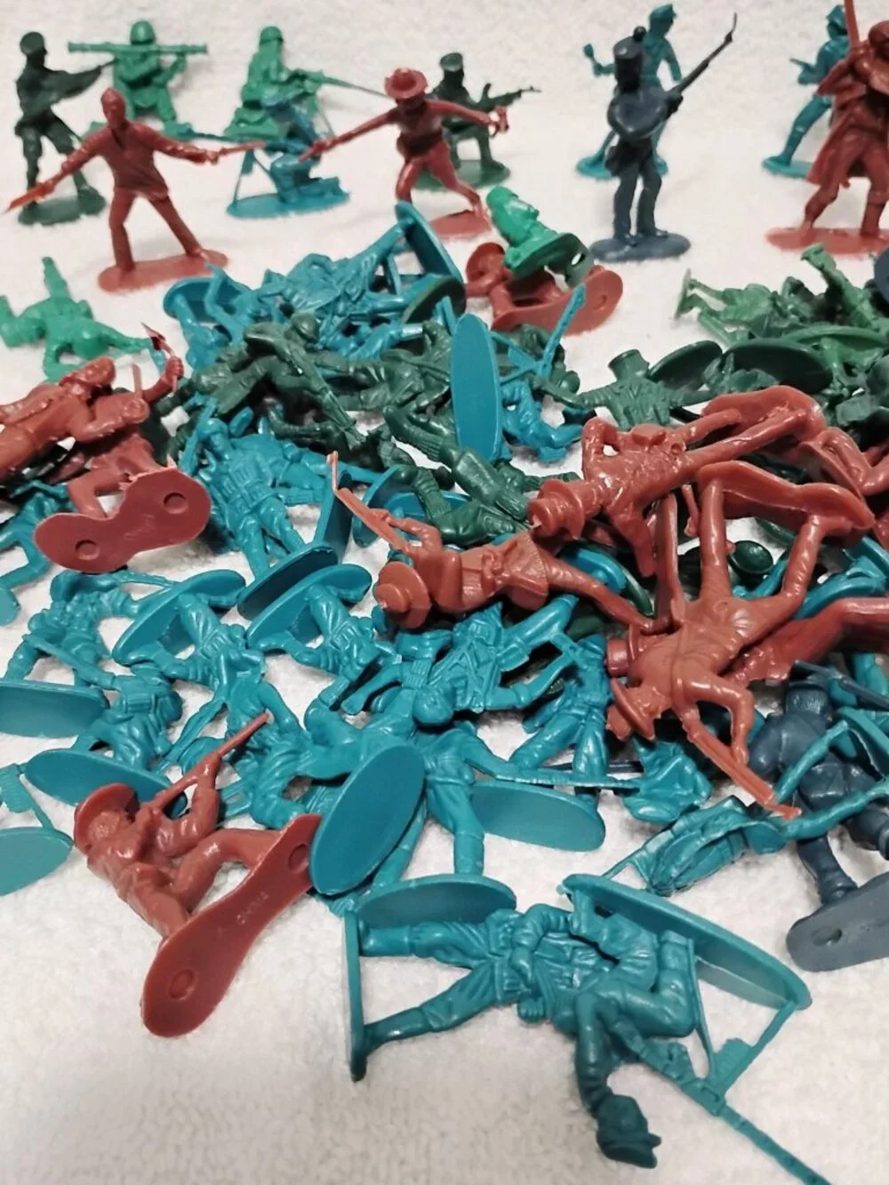 VINTAGE ARMY Toy Soldiers Green, Brown, Aqua Plastic LOT 125+ Pieces Please READ